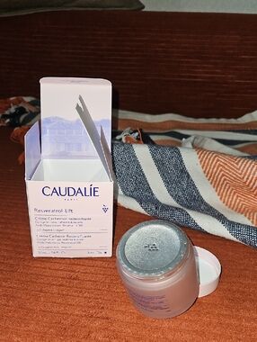 Caudalie Resveratrol Lift Cream - Pale Pink Jar